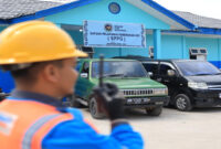 Petugas Yantek tengah berkoordinasi dengan tim teknis melalui HT saat memastikan kondisi kelistrikan Satuan Pelayanan Pemenuhan Gizi (SPPG) atau Dapur Makan Bergizi Gratis (MBG) di Kelurahan Perhentian Marpoyan, Kecamatan Marpoyan Damai, Pekanbaru.