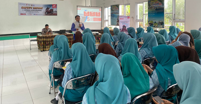 Satria Wiman Jaya, Safety Riding Instructor dari Astra Motor NTB saat membawakan materi lengkap mengenai teknik berkendara aman, mulai dari teori hingga praktik.