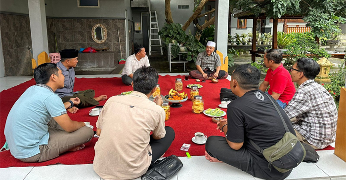 Anggota Komisi II DPR RI dari Fraksi Partai NasDem, H Fauzan Khalid saat menerima aspirasi dari perkumpulan tenaga honorer yang tergabung dalam Aliansi Honorer R2 dan R3 Kabupaten Lombok Barat, di Lombok, Provinsi NTB, Rabu (28/1/2025).