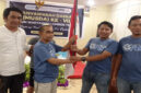 M Jayadi, Ketua FWLT terpilih periode 2025-2028 (dua dari kanan) menerima bendera merah putih usai Musda ke-8. 