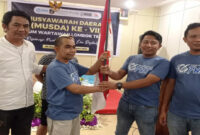 M Jayadi, Ketua FWLT terpilih periode 2025-2028 (dua dari kanan) menerima bendera merah putih usai Musda ke-8. 