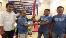 M Jayadi, Ketua FWLT terpilih periode 2025-2028 (dua dari kanan) menerima bendera merah putih usai Musda ke-8. 