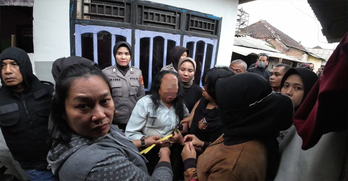 Tim aparat aabungan saat menggerebek kampung rawan Narkoba di wilayah Lombok Tengah.
