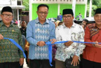 Pj Bupati Lotim, HM Juaini Taofik (dua dari kiri) saat gunting pita sebagai tanda peresmian RPH.