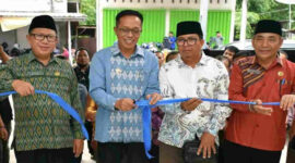 Pj Bupati Lotim, HM Juaini Taofik (dua dari kiri) saat gunting pita sebagai tanda peresmian RPH.