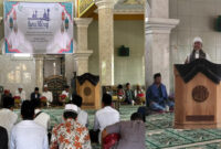 Anggota Komisi II DPR RI dari Fraksi Partai NasDem, H Fauzan Khalid, S.Ag., M.Si (foto kanan) saat memberikan sambutan pada acara peringatan Isra Mi'raj di Masjid Jami Baiturrahman, Desa Denggen, Kecamatan Selong, Lombok Timur.