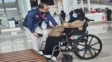 Direktur PWNI Kemlu, Judha Nugraha saat bincang-bincang dengan salah seorang WNI yang baru tiba di Tanah Air.