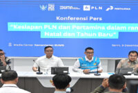 Dirut PLN, Darmawan Prasodjo bersama Staf Khusus Menteri BUMN, Arya Sinulingga dan Dirut PT Pertamina (Persero), Aloysius Simon Mantiri memastikan kesiapan infrastruktur dan layanan kelistrikan secara menyeluruh, saat konferensi pers yang digelar di Media Center Kementerian BUMN, Jakarta Pusat, Senin (9/12/2024).