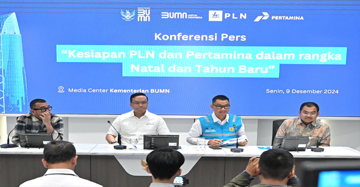 Dirut PLN, Darmawan Prasodjo bersama Staf Khusus Menteri BUMN, Arya Sinulingga dan Dirut PT Pertamina (Persero), Aloysius Simon Mantiri memastikan kesiapan infrastruktur dan layanan kelistrikan secara menyeluruh, saat konferensi pers yang digelar di Media Center Kementerian BUMN, Jakarta Pusat, Senin (9/12/2024).