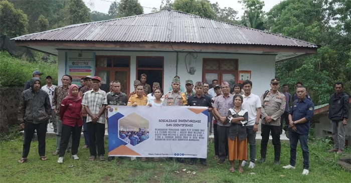 Suasana pose bersama usai kegiatan Sosialisasi Inventarisasi dan Identifikasi Pelaksanaan Pengadaan Tanah PLTP Ulumbu 5-6 Poco Leok yang digelar Sabtu (16/11/2024).