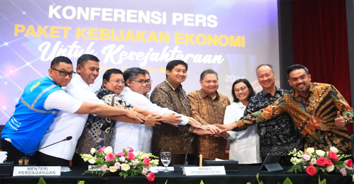 Suasana pose bersama usai agenda konferensi pers bertajuk ‘’Paket Kebijakan Ekonomi untuk Kesejahteraan’’ di Kantor Kemenko Perekonomian, Jakarta Pusat, Senin (16/12/2024),