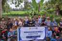 Pose bersama di sela-sela kegiatan penanaman bibit massal di Kawasan Embung Aik Leneng, Dusun Gule Liat, Desa Setiling, Kecamatan Batukliang Utara yang  diinisiasi oleh kelompok mahasiswa KKN-PMD Unram.