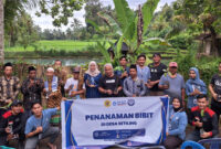 Pose bersama di sela-sela kegiatan penanaman bibit massal di Kawasan Embung Aik Leneng, Dusun Gule Liat, Desa Setiling, Kecamatan Batukliang Utara yang  diinisiasi oleh kelompok mahasiswa KKN-PMD Unram.