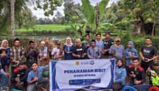 Pose bersama di sela-sela kegiatan penanaman bibit massal di Kawasan Embung Aik Leneng, Dusun Gule Liat, Desa Setiling, Kecamatan Batukliang Utara yang  diinisiasi oleh kelompok mahasiswa KKN-PMD Unram.