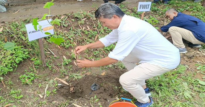 Suasana penanaman bibit pohon di Desa Selong Belanak, Kecamatan Praya Barat, Kabupaten Loteng.