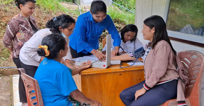 PLN UIP Nusra bersama Puskemas Poco Leok saat memberikan pengobatan gratis kepada warga dan Bantuan Gizi Anak Stunting