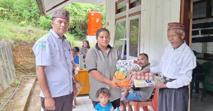 Suasana penyaluran bantuan untuk kelompok tani di Lembata oleh pihak PLN UIP Nusra.