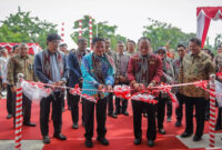 Suasana persemian Kantor Unit Penyelenggaraan Seleksi Calon dan Penilaian Kompetensi Pegawai ASN Mataram tersebut ditandai pengguntingan pita oleh Pj Gubernur NTB, Hassanudin bersama Kepala BKN, Prof Dr Zudan Arif Fakrulloh, SH., M.H.