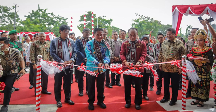 Suasana persemian Kantor Unit Penyelenggaraan Seleksi Calon dan Penilaian Kompetensi Pegawai ASN Mataram tersebut ditandai pengguntingan pita oleh Pj Gubernur NTB, Hassanudin bersama Kepala BKN, Prof Dr Zudan Arif Fakrulloh, SH., M.H.