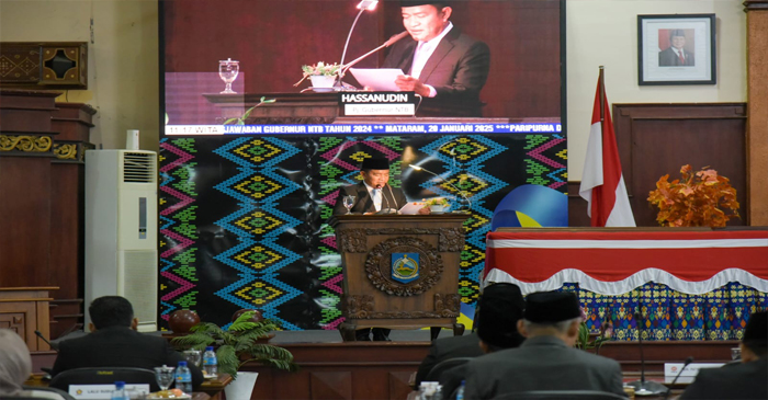 Pj Gubernur NTB, Hassanudin saat menyampaikan LKPJ tahun 2024 dalam sidang paripurna DPRD NTB, di Gedung DPRD NTB, Senin (20/1/2025).