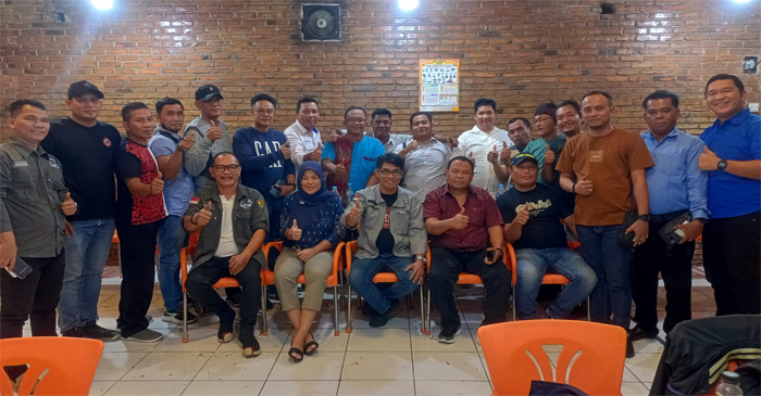 Suasana pose bersama usai acara Rakorsus DPD PJS Sumut yang dihadiri Ketum DPP PJS, Mahmud Marhaba serta seluruh Pengurus DPC PJS se-Sumut, bertempat di Coffe Boy Kota Medan, Sabtu (11/1/2025).