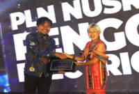 Asisten Manager Pertanahan PT PLN (Persero) UPP Nusra 2, Lalu Irlan Jayadi saat menerima Penghargaan Penggerak Electric Vehicle Pos Kupang Award 2024.