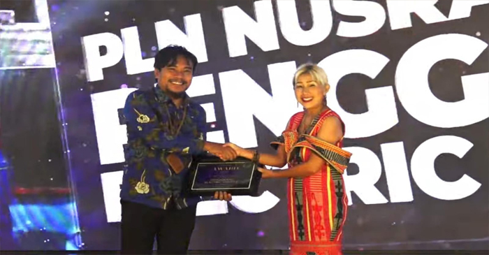 Asisten Manager Pertanahan PT PLN (Persero) UPP Nusra 2, Lalu Irlan Jayadi saat menerima Penghargaan Penggerak Electric Vehicle Pos Kupang Award 2024.