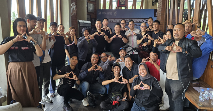 Suasana pose bersama usai presscon Astra Motor NTB di Lombok Epicentrum Mall, Minggu (19/1/2025).