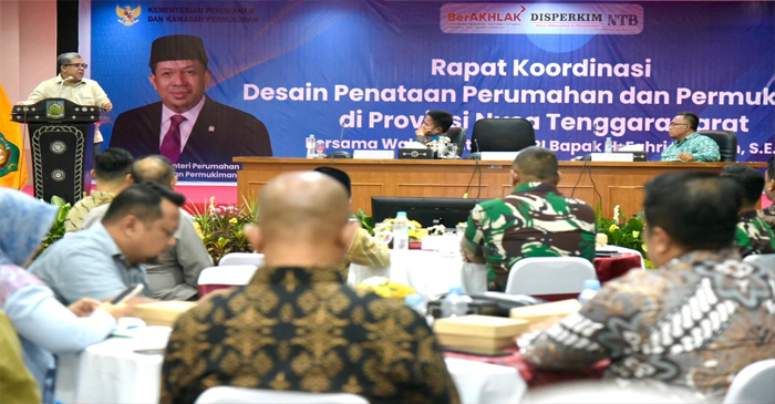 Wamen PKP RI, Fahri Hamzah saat memberikan sambutan di sela-sela kegiatan Rakor bersama Pemprov NTB guna membahas program gotong royong membangun rumah MBR, di Gedung Graha Bhakti Praja Kantor Gubernur NTB, Jumat (17/1/2025).