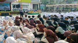Terlihat petugas dari Satlantas Polres Loteng melaksanakan sosialisasi dan edukasi aturan tata tertib berlalu-lintas di jalan raya kepada para pelajar.