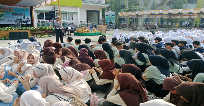 Terlihat petugas dari Satlantas Polres Loteng melaksanakan sosialisasi dan edukasi aturan tata tertib berlalu-lintas di jalan raya kepada para pelajar.