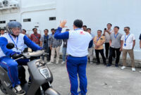 Instruktur safety riding Honda saat memberikan edukasi keselamatan berkendara bagi masyarakat.