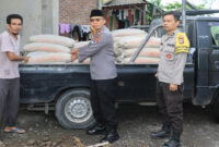 Kapolres Loteng, AKBP Iwan Hidayat, S.IK saat menyerahkan bantuan semen ke pengurus Masjid Ar-Rahman, Kelurahan Semayan, Kecamatan Praya, Kabupaten Loteng. 