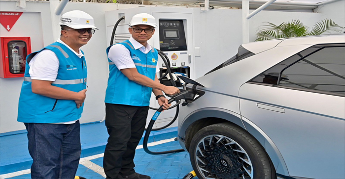 Dirut PT PLN, Darmawan Prasodjo saat meninjau SPKLU di Bandung, Jabar, guna memastikan seluruh infratruktur Electric Vehicle/EV siap melayani masyarakat 24 jam.