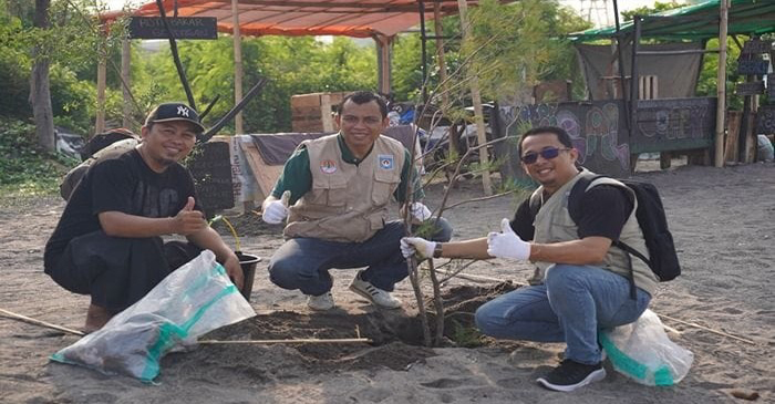 PLN UIP Nusra menghijaukan Pantai Viral dengan menanam ribuan bibit demi lingkungan berkelanjutan.