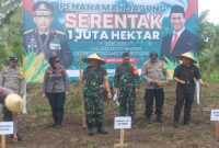 Suasana penanaman jagung serentak 1 juta hektare yang digelar Polres Lombok Tengah, di Desa Mekar Damai, Kecamatan Praya, Kabupaten Loteng.