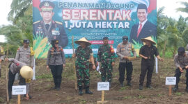 Suasana penanaman jagung serentak 1 juta hektare yang digelar Polres Lombok Tengah, di Desa Mekar Damai, Kecamatan Praya, Kabupaten Loteng.