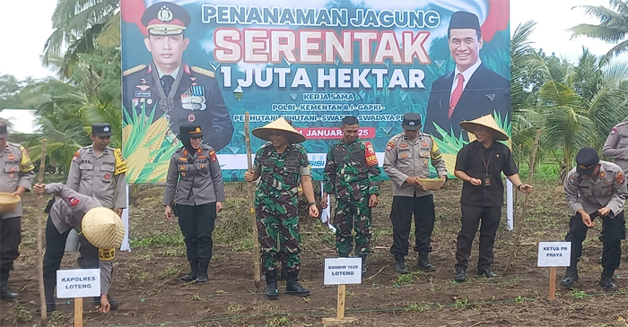 Suasana penanaman jagung serentak 1 juta hektare yang digelar Polres Lombok Tengah, di Desa Mekar Damai, Kecamatan Praya, Kabupaten Loteng.