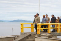 Gubernur NTB terpilih, Dr H Lalu Muhammad Iqbal saat melihat dari dekat Teluk Saleh, Sumbawa.