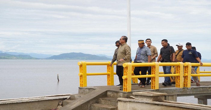 Gubernur NTB terpilih, Dr H Lalu Muhammad Iqbal saat melihat dari dekat Teluk Saleh, Sumbawa.