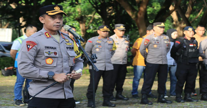 Kapolres Loteng, AKBP Iwan Hidayat (berdiri depan paling kiri).