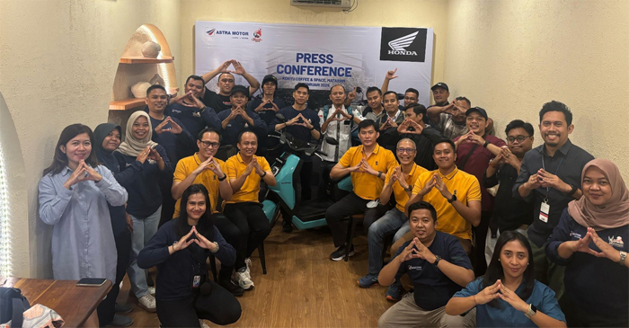 Suasana pose bersama usai presscon di Konyu Caffe Mataram.