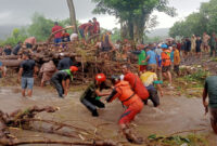 Tim SAR gabungan saat melakukan pencarian terhadap korban hilang akibat banjir bandang.