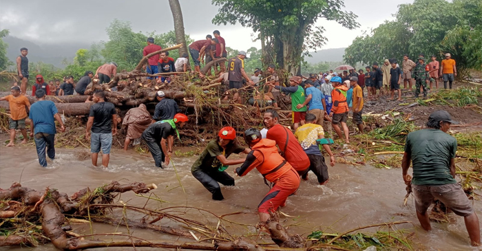 Tim SAR gabungan saat melakukan pencarian terhadap korban hilang akibat banjir bandang.