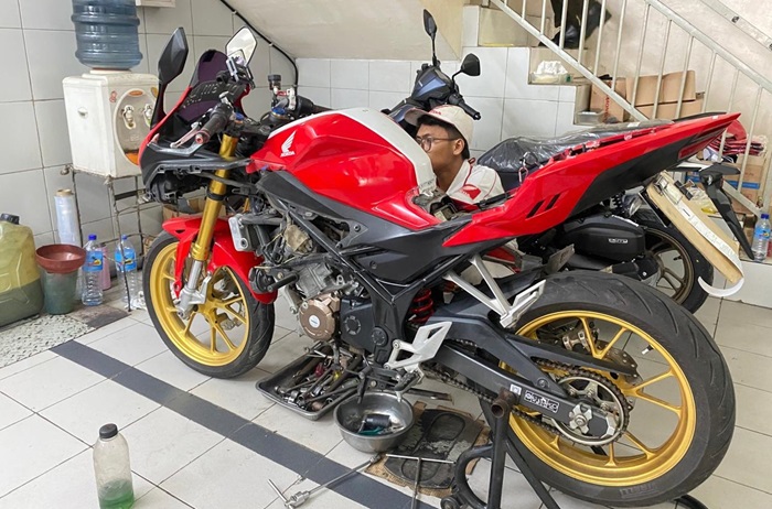 Ini motor Honda yang sedang dicek kondisi mesinnya.