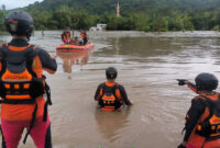 Tim SAR Gabungan saat mengevakuasi warga yang terdampak banjir di Desa Karang Bongkot, Kecamatan Labuapi, Kabupaten Lombok Barat, Senin (10/2/2025).