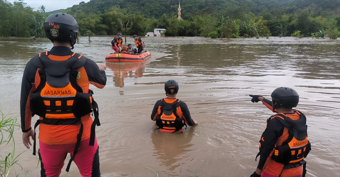 Tim SAR Gabungan saat mengevakuasi warga yang terdampak banjir di Desa Karang Bongkot, Kecamatan Labuapi, Kabupaten Lombok Barat, Senin (10/2/2025).