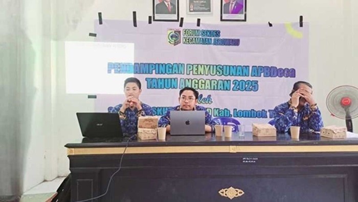 Forum Sekretaris Desa Kecamatan Jerowaru (FSKJ) melalui DPMD Kabupaten Lombok Timur SAAT melaksanakan pendampingan penyusunan APBDes Tahun 2025 tentang Pendampingan Siskeudes 2.0.7 Penyusunan APBDes Tahun 2025.