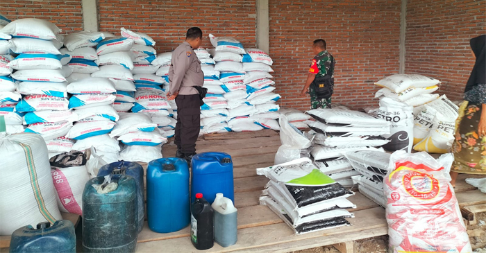 Pihak Polres Loteng saat mengecek gudang pupuk tingkat pengecer.