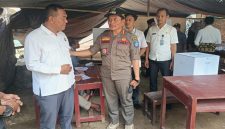 Camat Praya Barat Daya, Husnan, S.IP saat mematau langsung pelaksanaan Pilkades serentak di Desa Pandan Tinggang, Kecamatan Praya Barat Daya, Rabu (26/2/2025).